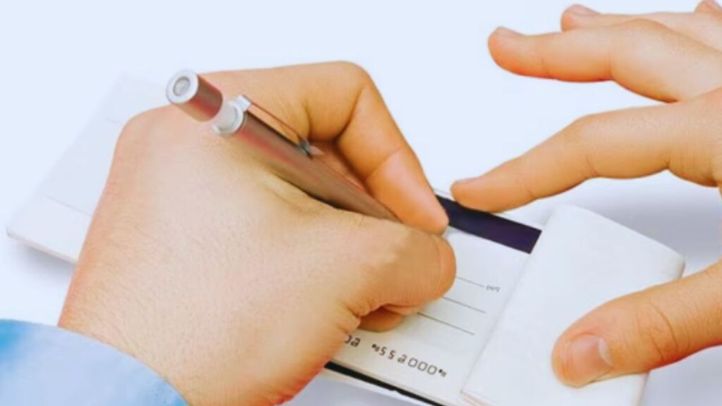 चेक के पीछे साइन करना